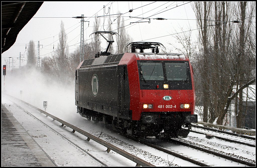 ITL 481 002-4 im Schneegestber Richtung Karower Kreuz (Berlin Karow, 09.01.2010)