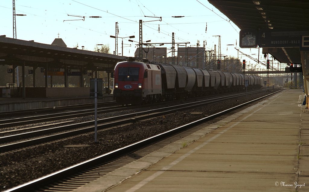 ITL Taurus 1116 235-1 zieht einen Gterzug Richtung Grnauer Kreuz. Hinten schiebt ITL Dispolok ES 64 F4 - 203 ( E189 203 )
Wegen des starken Gegenlichts mute ich etwas Schatten unter dem Bahnsteigdach suchen. Hoffe die Aufnahme ist trotzdem sehenswert.
Bahnhof Berlin Schnefeld Flughafen.
15.11.2009