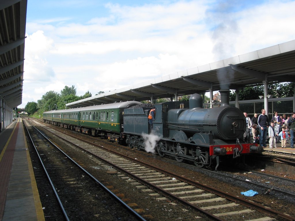 J15 Nr. 186 ist mit Museumszug der Railway Preservation Society of Ireland am 28. August 2004 aus Belfast kommend in Bangor eingetroffen. Die Lokomotive mit Baujahr 1876 wird heute in Whitehead betreut.