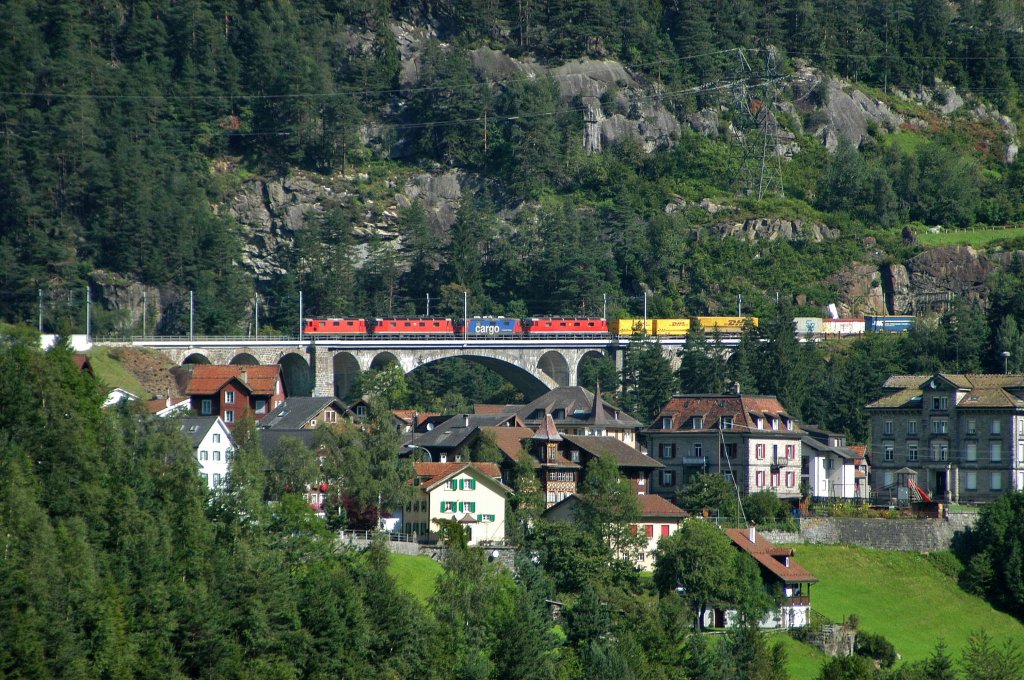 Je zwei unbekannte SBB Re 4/4 II (Re 420/421) oder Re 4/4 III (Re 430) und Re 6/6 (Re 620) mit einem KLV-Zug auf der Mittleren Meienreussbrücke bei Wassen auf der Fahrt in Richtung Erstfeld (14.08.09). 