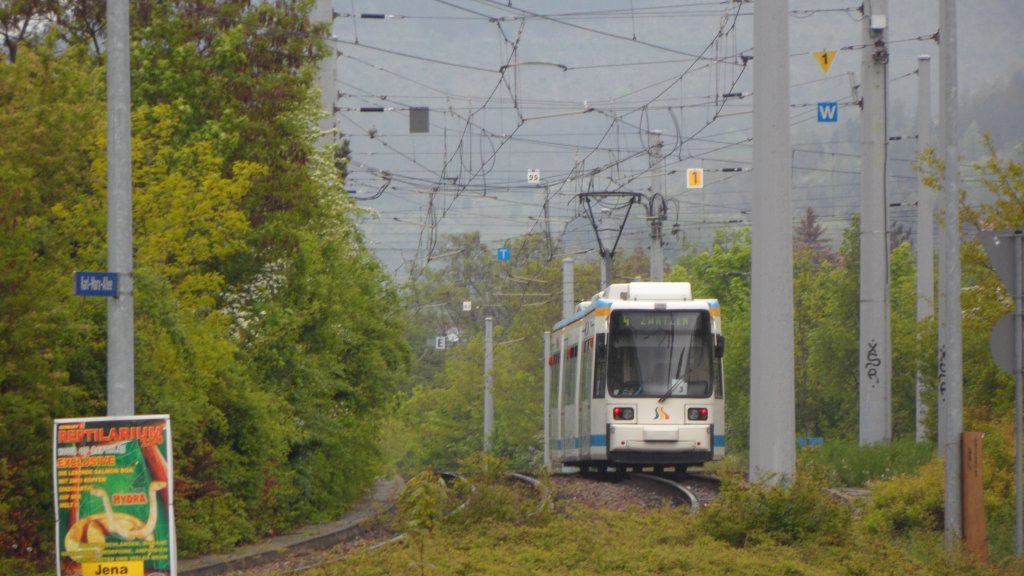 JeNah-Line 4 kommend von der Emmil-Wlk Haltestelle nach Zwtzen am 5.Mai 2012.

