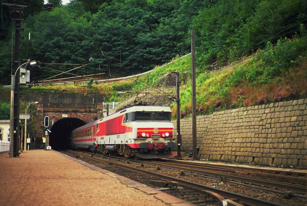 Juni 1988 : die BB 15006 fhrt auf dem Gegengleis mit einem Eurocity in Richtung Belgien und kommt gerade aus dem lutzelburger Tunnel.