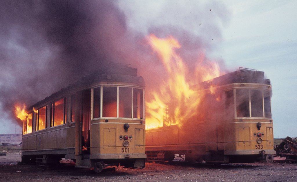 København / Kopenhagen: Die Großraumtriebwagen der Københavns Sporveje / Kopenhagener Straßenbahnen (KS) 501 (der erste dieser Serie) und 533 wurden im August 1969 verschrottet. Die Triebwagen der Serie 501 - 617 wurden in den Jahren 1930 - 1941 von der Hauptwerkstätte der KS hergestellt. - In Verbindung mit den Stilllegungen der Kopenhagener Straßenbahnlinien wurden immer mehr Wagen überflüssig, und das Verschrotten wurde das Schicksal der allermeisten alten Straßenbahnwagen. - Scan eines Diapositivs.