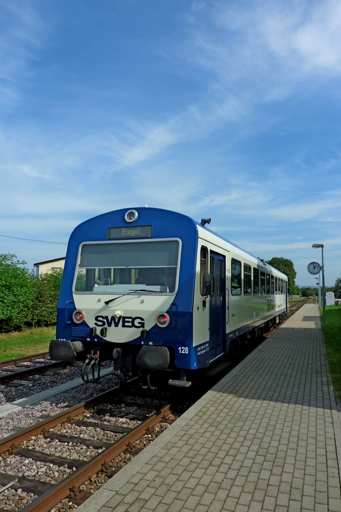 Kaiserstuhlbahn, Triebwagen der SWEG im Bahnhof von Knigschaffhausen, Sept.2012