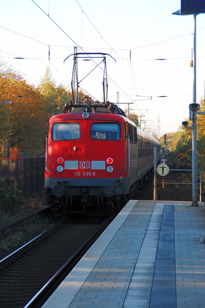 Karlsruher voraus schiebt hier die 110 435-5 am Samstagabend den N-Wagenzug nach Krefeld aus dem Bahnhof Osterath heraus. 22.10.2011
