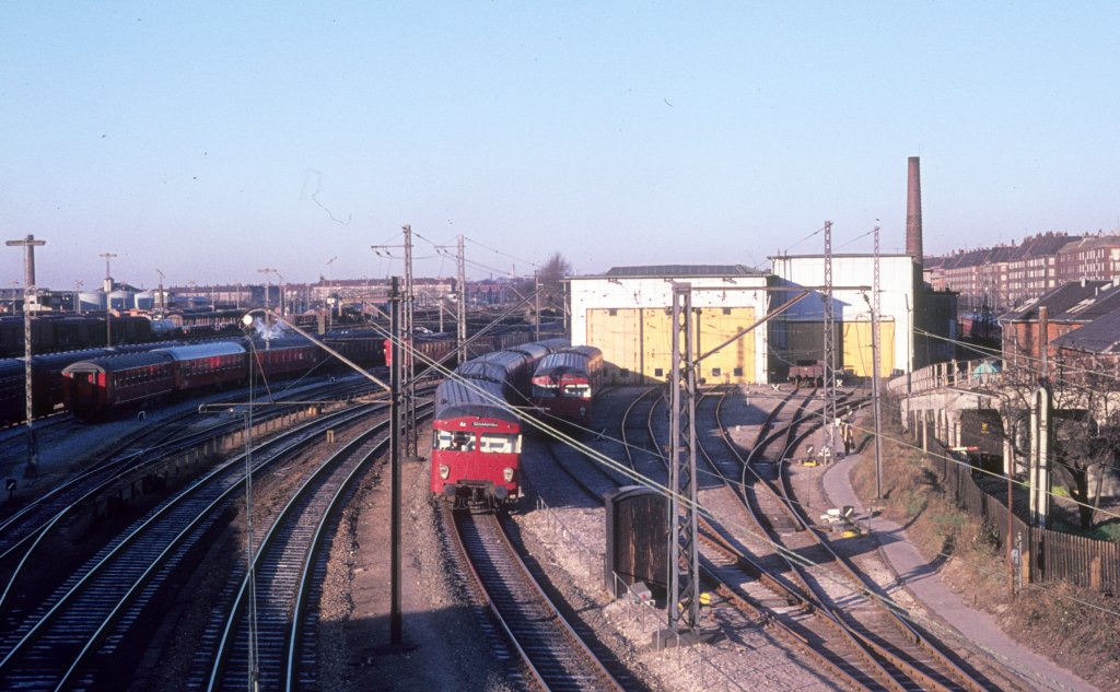 Kbenhavn / Kopenhagen DSB S-Bahn: Ein Zug der Linie Ax in Richtung Hellerup fhrt im Mrz 1975 an der Maschinenwerkstatt der S-Bahn vorbei. - Die Maschinenwerkstatt lag unweit vom S-Bf Dybblsbro.