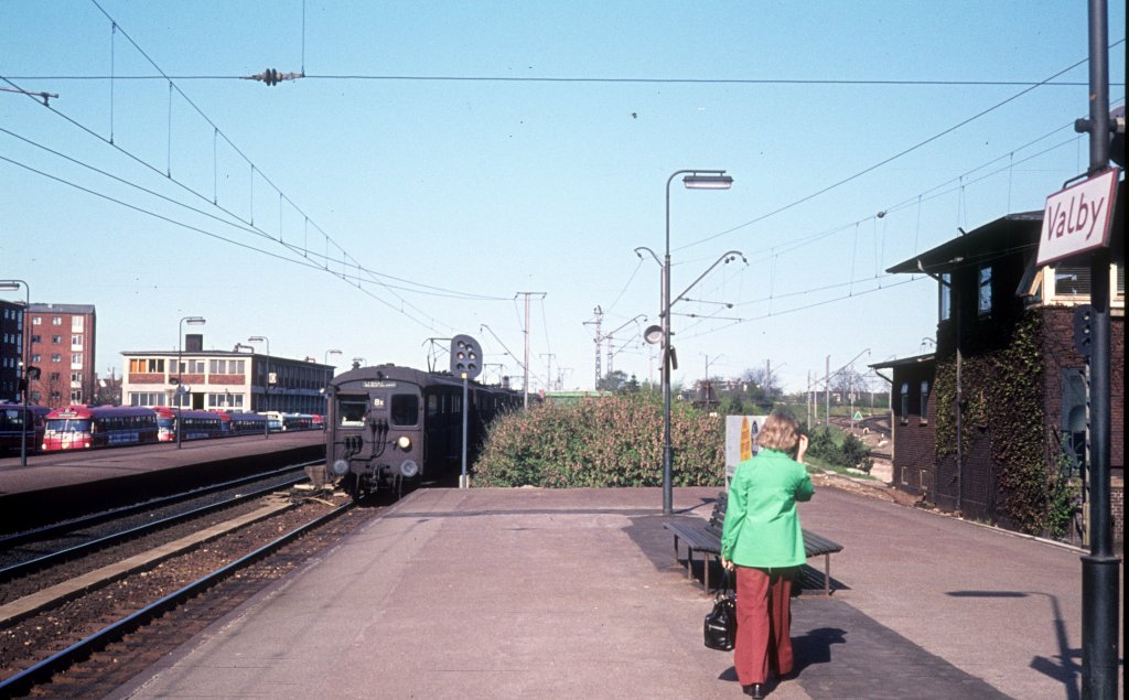 Kbenhavn / Kopenhagen DSB S-Bahn: Ein Zug der Linie Bx erreicht im April 1975 den Bahnhof Valby. - Der Zug, der aus Wagen der ersten S-Bahngeneration besteht, fhrt in Richtung Lyngby ber Kbenhavn H (: den Kopenhagener Hauptbahnhof).