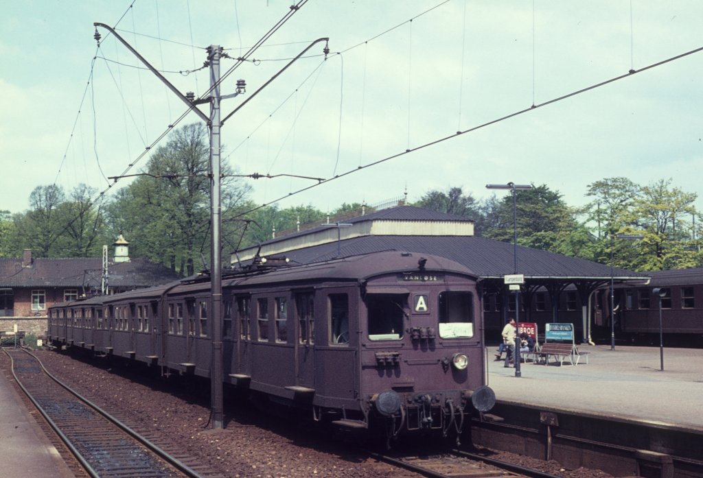 (Kbenhavn / Kopenhagen) DSB S-Bahnlinie A (Klampenborg - Vanlse) im Bf Klampenborg am 14. Mai 1972. - Auf der anderen Seite des Bahnsteigs hlt ein Zug auf der Strecke Kopenhagen - Helsingr - die Stecke nannte / nennt man Kystbanen (: die Kstenbahn).