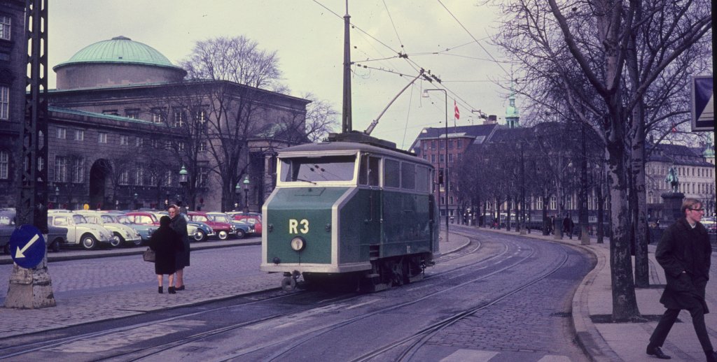 Kbenhavn / Kopenhagen KS R3 Christiansborg Slotsplads / Holmens Bro am 11. Mrz 1969. - Der Arbeitstriebwagen R3 war ein Schienenreiniger.