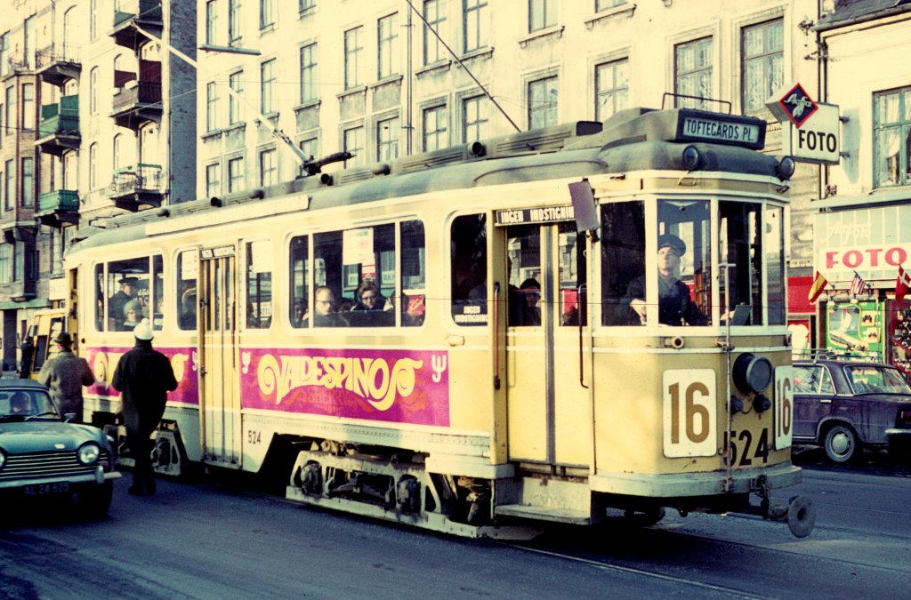 Kbenhavn / Kopenhagen KS SL 16 (Grossraumtriebwagen 524) Nrrebrogade / Sjllandsgade am 27. Februar 1970. - Der Tw gehrte zur Serie 501 - 618, die in den Jahren 1930 - 1941 von der Hauptwerkstatt der Kopenhagener Strassenbahnen gebaut wurde. Einige diser Triebwagen fuhren (mit den entsprechenden Beiwagen Serie 1501 - 1583) bis zum Ende des Strassenbahnverkehrs in Kopenhagen im April 1972.