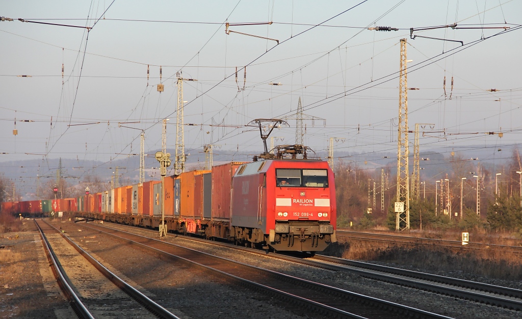 Kein Highlight, Fuzz zum Abendrot: Aber wenigstens die Lichtstimmung war schn. 152 096-4 mit Containerzug in Fahrtrichtung Sden. Aufgenommen am 06.02.2012 in Eichenberg.