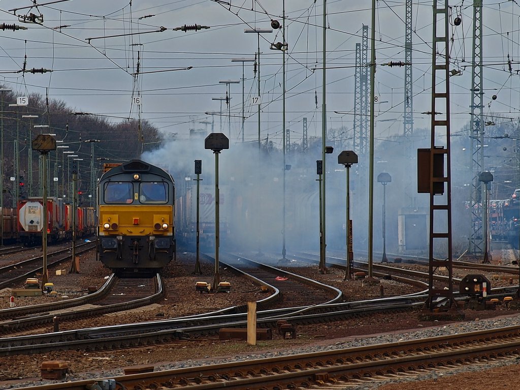 Keine Angst, es brennt nicht, hier zieht nur am 13.02.2011 eine Class66 einen Containerzug aus Aachen West. Die Lok geht sofort auf volle Leistung um die knapp fnf Kilometer lange Rampe zum Gemmenicher Tunnel zu schaffen und weiter nach Belgien zu fahren. Normal ist es brigens nicht das die Class66 beim Anfahren so den Bahnhof zuqualmt, eigendlich sieht man sonst kaum etwas aus den Auspuffrohren kommen.