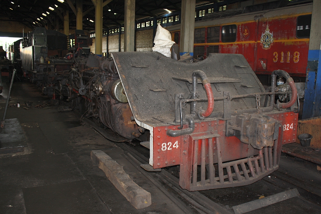 Kessellose 824 (2'C1'h2, Nippon Sharyo (Japan), Bauj. 1949, Fab.Nr. 1525), aufgenommen am 19.Mai 2012 whrend der Hauptausbesserung im Depot Thon Buri.
