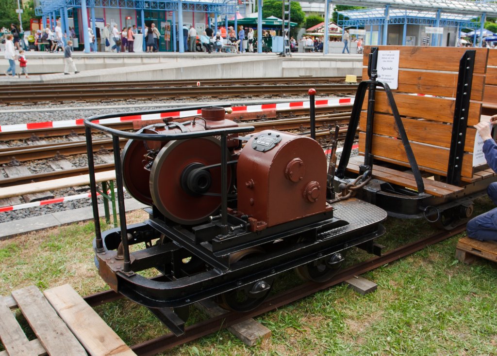 Kleindiesellokomotive Nr. 20 (Schienenkuli) des Frankfurter Feldbahnmuseum am 12.06.2011 in Knigstein/Taunus. Die Lok wurde 1947 von der Untersener Maschinenfabrik unter der Fabrik-Nr. 3683 gebaut, die Spurweite betrgt 600 mm, sie hat eine Leistung von 5 PS.