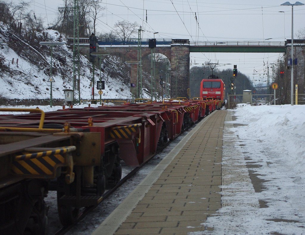Kleine Spielerei: Fahrt liegt auf Kassel fr 152 127-7 mit ihrem leeren Containerzug aus Gleis 4 in Eichenebrg. Aufgenommen am 05.01.2011.