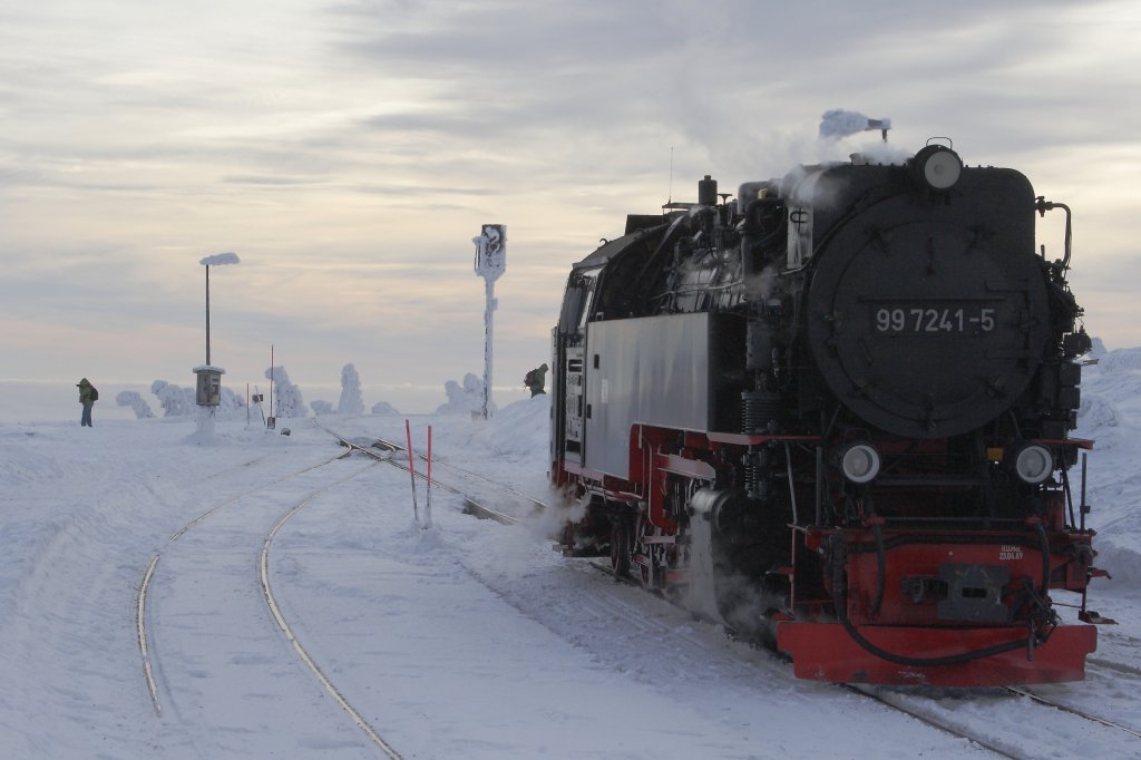 Kleine Szene am 26.01.2013 im Bahnhof Brocken. Die Haltung des Fotokollegen hinten links, erinnert schon verdchtig an die, der neben ihm stehenden  Gestalten ! Er wird sich ihnen wohl bald anschlieen! ;-) Rechts ist 99 7241 beim Umsetzen zu sehen. Sie wird kurz darauf P8929 nach Drei Annen Hohne bringen.