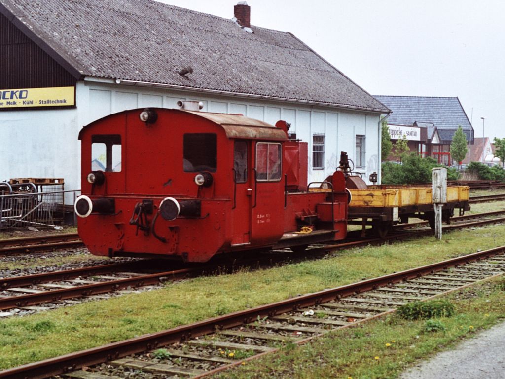 Kf D10 (ex-DB 322 642-0) der Eisenbahnfreunde Hasetal auf Bahnhof Haselnne am 29-4-2000. Bild und scan: Date Jan de Vries.