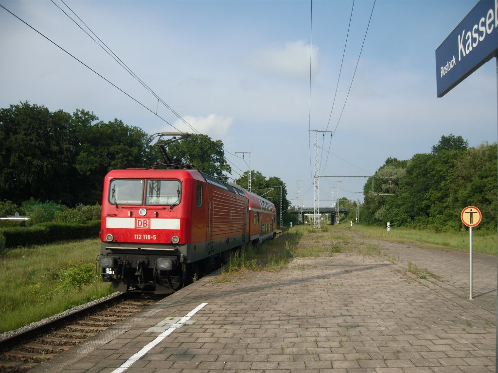 Kommt BR112 zu S-Bahn-Ehren oder kommt die S-Bahn zu BR112-Ehren. Auf jeden Fall hat 112 118 nicht viel zu tun mit einem Doppelstocksteuerwagen auf der S3 Rostock Hbf-Rostock, Hinrichsdorfer Strae (Ersatzverkehr von dort bis Seehafen-Nord) bei der Ausfahrt Rostock-Kassebohm.
07.06.2011