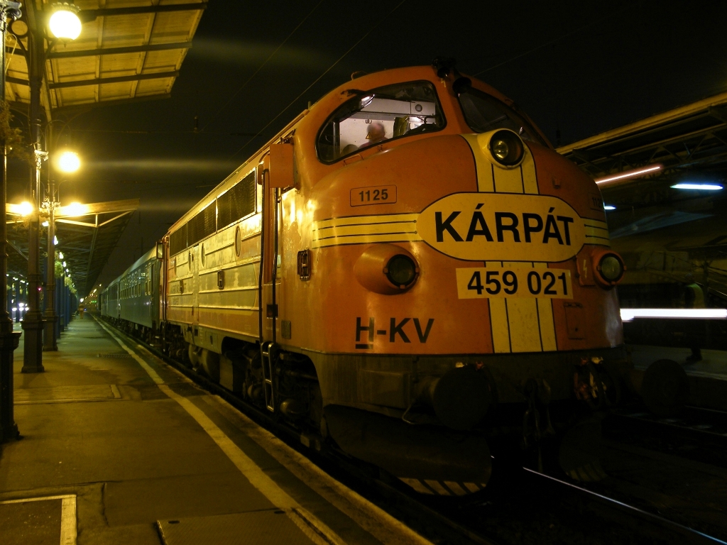Krpt Vast 459 021 (frher Strabag 1125) mit einem Sonderzug am Bahnhof Budapest-Keleti, am 14. 10. 2012. 