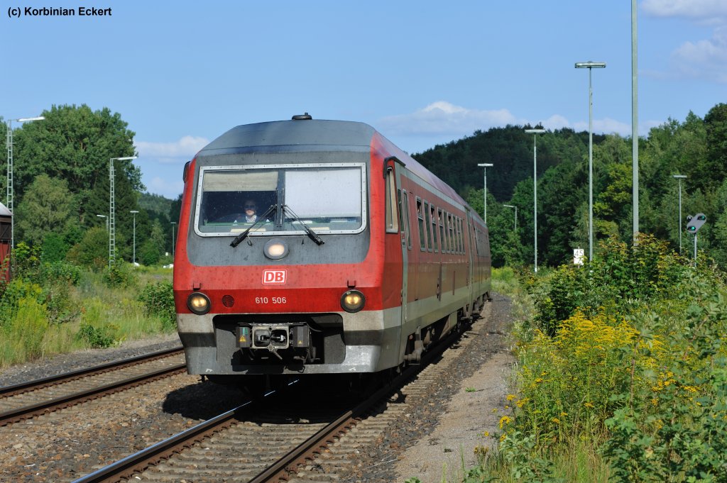 Kurz darauf folgt 610 506/610 006 als RE 3526 von Neustadt (Waldnaab) nach Nrnberg Hbf. Dieser wird an die zuvor eingefahrene Einheit gekuppelt, 02.08.2011