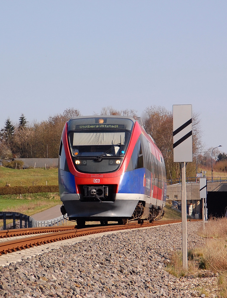Kurz hinter dem Tunnel bei Langerwehe ist der 643 209 als RB 20 zusehen auf seinem Weg nach Stollberg-Altstadt am 1. April 2012.