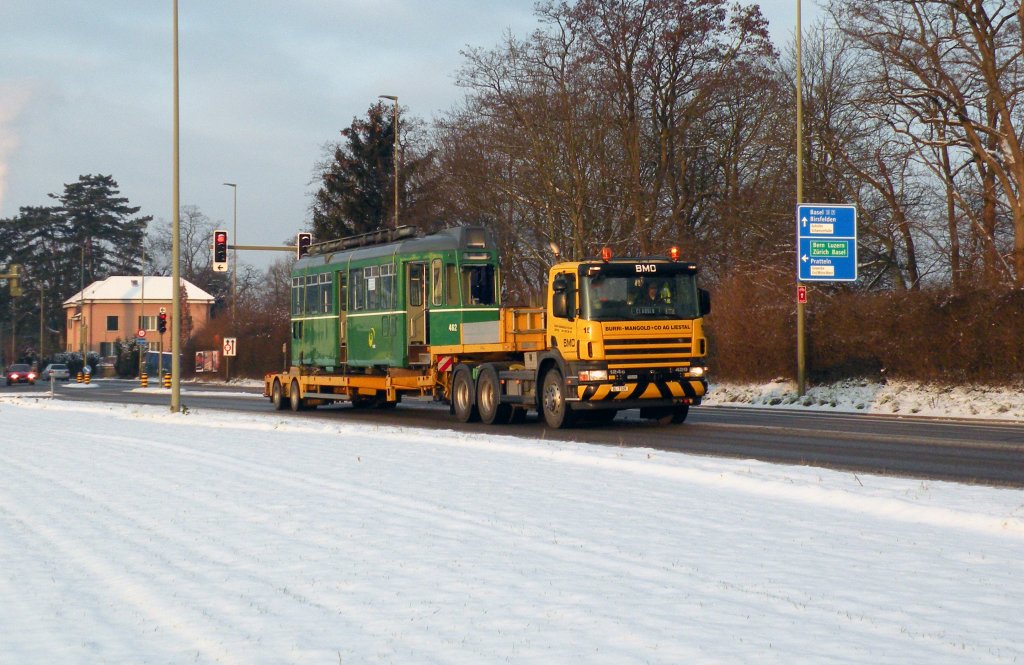 Kurz nach der Autobahnausfahrt in Prateln, geht die Fahrt Richtung Kaiseraugst auf der Landstrasse weiter. Die Aufnahme stammt vom 18.01.2013.