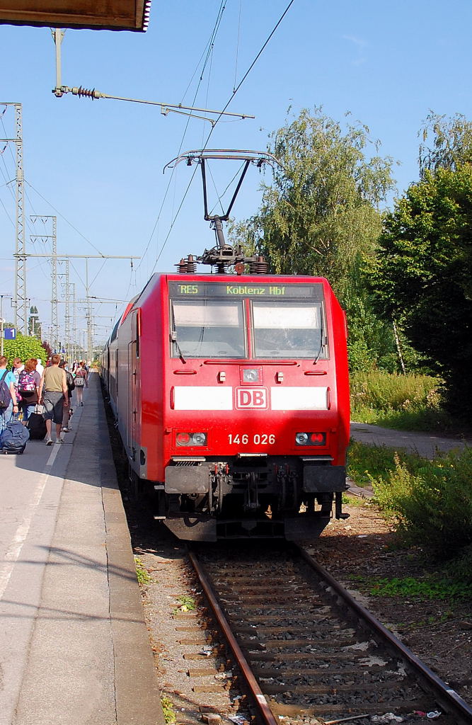 Kurz nach dem die RE5 aus Koblenz kommend in den Bahnhof Emmerich eingefahren ist, hat der Lokfhrer die Pantografen gewechselt und Koblenz auf dem Zielanzeiger eingestellt....gleich schiebt die 146 026 den Zug aus dem Bahnhof.12.8.2012