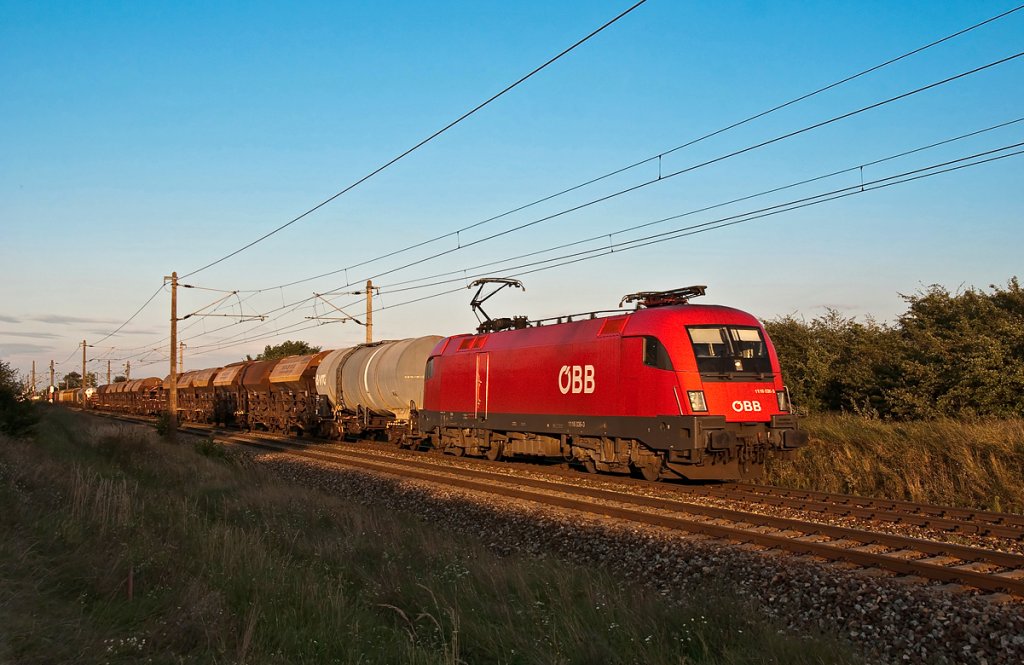 Kurz vor 19:00 entstand am 01.09.2010 diese Aufnahme im letzten Abendlicht. 1116 036 ist Richtung Wien unterwegs und hat soeben die Haltestelle Helmahof hinter sich gelassen.