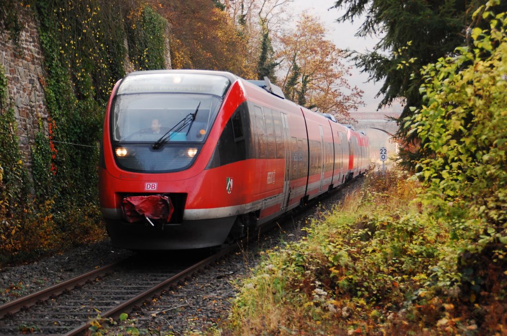 Kurz vor dem Bahnhof Mayscho kommt der 643 041 mit dem 039 als Anhang an diesem Sonntagvormitag daher als RB 30 nach Bonn Hbf. 6.11.2011