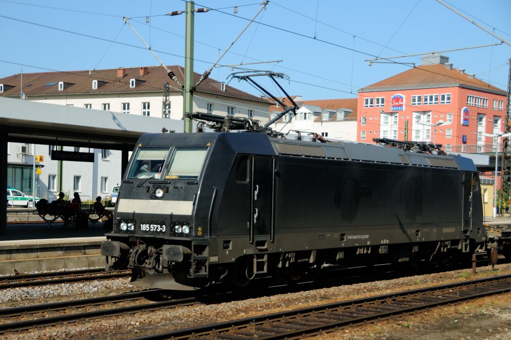 Kurz vor der Heimfahrt nach einem wirklich top-unterhaltsamen Tag fuhr in Regensburg Hbf 185 573-3 (ex Railservice Alexander Neubauer, insolvent) vor die Linse. Schade dass sie schon Ihrer Werbeaufschrift beraubt war.