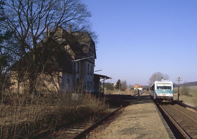 Kurzer Halt im betrieblich bereits bedeutungslosen Bf. Netze an der Strecke Korbach - Bad Wildungen am 14.02.1993