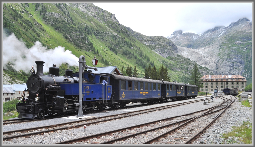 Kurzer Zwischenhalt in Gletsch. Vom Rhonegletscher im Hintergrund ist leider nichts mehr zu sehen. Bei meiner letzten Bahnfahrt ber die Furka, das war 1981 im letzten Betriebsjahr der FO und noch elektrisch, reichte der Gletscher noch bis zur Tannenspitze, neben dem alten Hotelgebude. (21.07.2011)