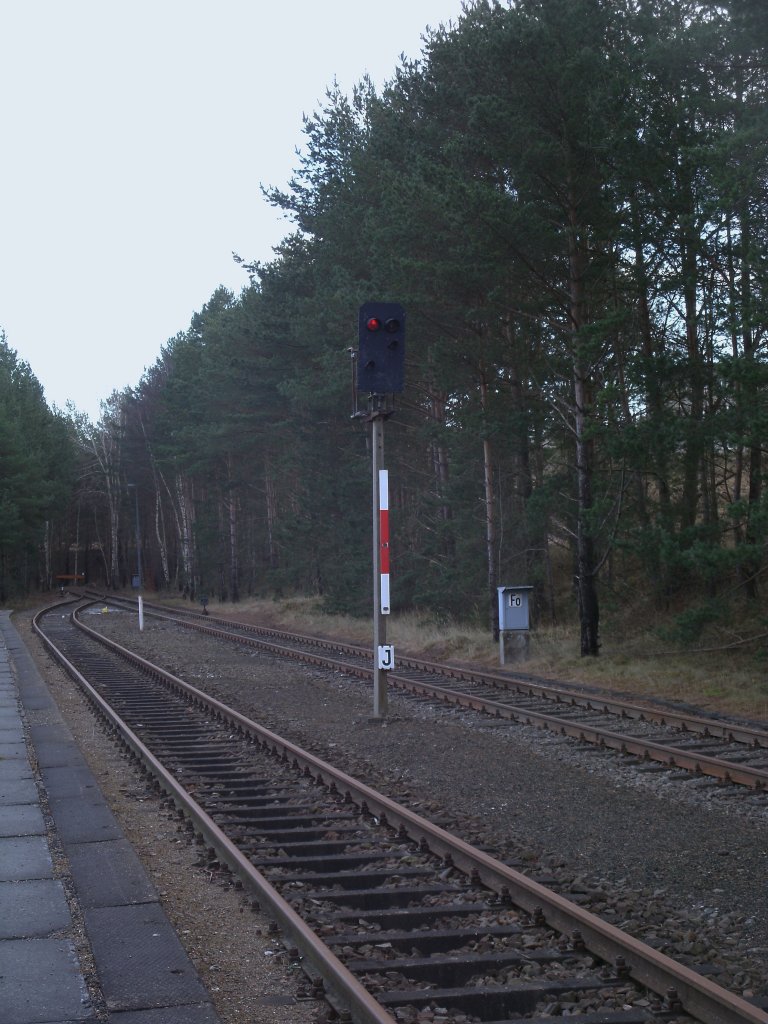 Leider nicht gerade das beste Wetter als ich das Kuriosum im Bahnhof Lubmin Personenbahnhof fotografierte:dieses Lichtsignal steht Richtung Streckenende.Aufnahme vom 05.Januar 2013.