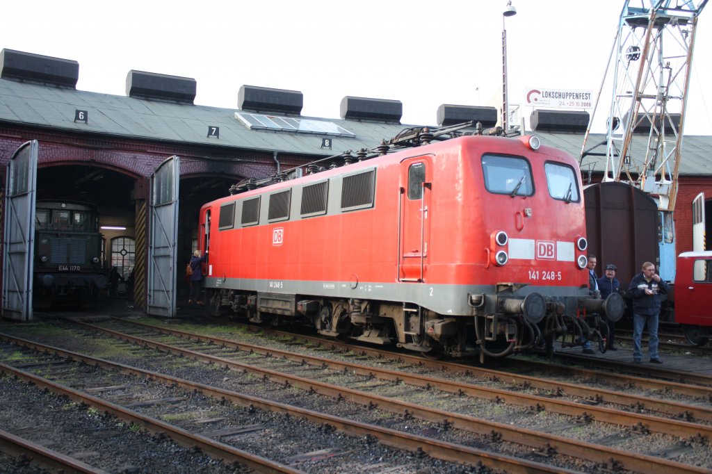 Letzter Sonntag der Herbstferien 09 ,verbrachte ich mit einigen Freunden , mit einem Besuch im Eisenbahnmuseum der EFB in Siegen wo ich natrlich die leider nicht Gefristete 141 248-5 Aufnehmen konnte.
Leider wurde die Schiebude wie ein Anhnger, von einer Diesellok in den Schuppen geschoben.
