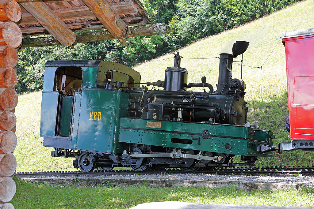 Letztes Foto meiner Serie mit Salon Rouge: BRB H 2/3 Nr. 5, SLM-Nr. 690, von 1891 ist eine kohlenbefeuerte Dampflok. Bis 1911 bei der WAB, Umbau Zahnrder von System Riggenbach auf System Abt, seit 1912 bei der BRB. Im Winter 2011/12 erfuhr die Lok whrend rund 1100 Std. eine Hauptrevision R3. Wie Lok Nr. 2 wurde sie auch mit rekonstruiertem B.R.B.-Logo versehen und erstrahlt in frischem Glanz. Kreuzungsstelle Geldried, 16. Juli 2012, 14:05