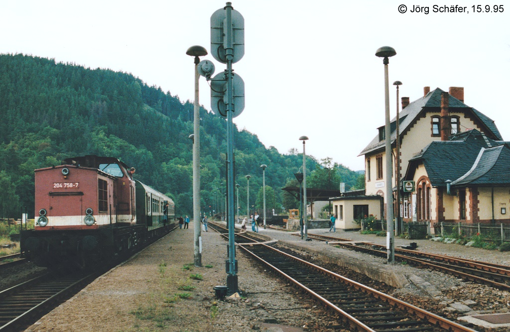 Leutenberg, Blick nach Norden: 204 758 wartet am 15.9.95 mit ihrer verspteten Regionalbahn auf den planmigen Gegenzug.  