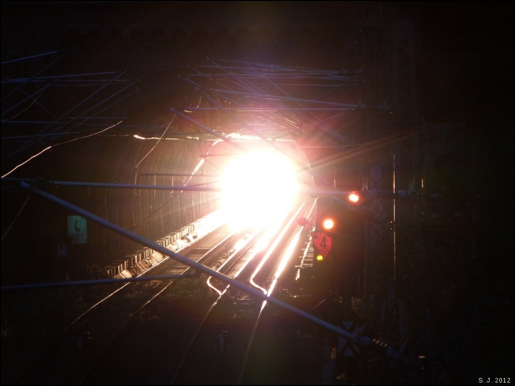 *Lightshow* am Gemmenicher Tunnel bei Reinhartzkehl (Aachen). Mit Fernlicht unterwegs ist ein Gterzug aus Belgien. Durch das grelle Licht ergibt
sich ein tiefer Einblick in die Tunnelrhre. Aachen im Juli 2012.