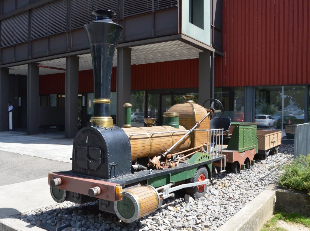  Limmat  hie die erste Lokomotive, benannt nach dem Fluss, durch dessen Tal die Strecke fhrt. Limmat als Miniatur vor dem Verkehrshaus in Luzern. Fotografiert am 18.06.2013.