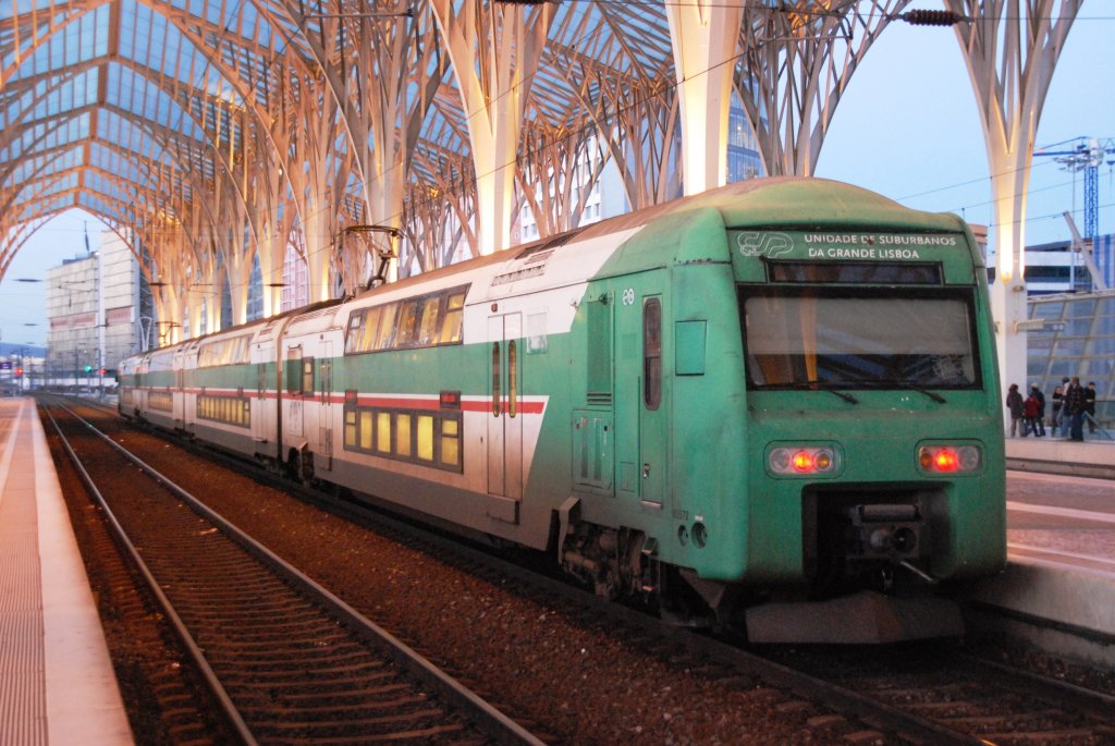 Lissabon, 19.02.2010, Vorortzug im Bahnhof Lisboa Oriente 
