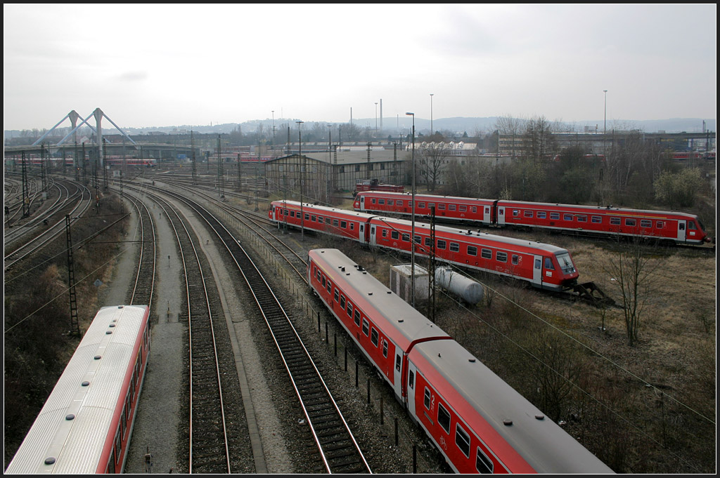 Locker verteilt - 

abgestellte Triebzüge in Ulm. 

15.03.2008 8M)