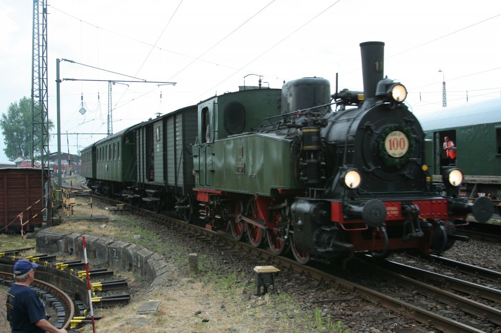 Lok 11 der Hohenzollerschen Landesbahn mit restaurierter historischer Zuggarnitur am 04.06.2011 auf Pendelfahrt nach Darmstadt Hbf im Bf. Darmstadt-Kranichstein