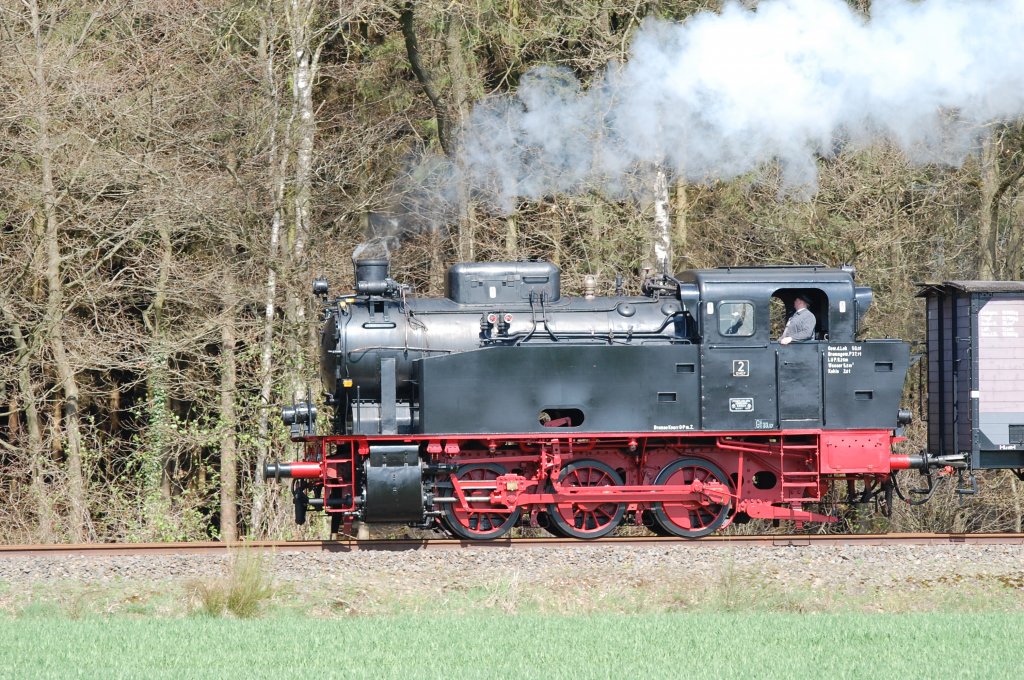 Lok 2 (gebaut von Fr. Krupp, Essen 1955) der DHEF (Delmenhorst Harpstedter Eisenbahn Freunde) am 1.Mai mit einem Museumszug aus Delmenhorst kommend kurz vor der Endstation Harpstedt