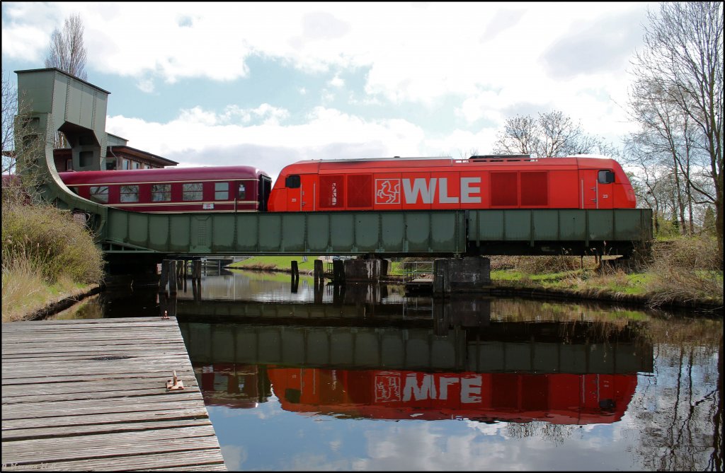 Lok 23 der WLE mit Sonderzug beim berqueren des Ems-Jade-Kanal komment von Wilhelmshaven. 28/04/2013