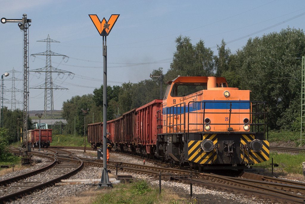 Lok 25 der WHE rangierte am 24.08.2012 Nahe des B Heerstrae einige Eaos und Eanos in den Gleisanschluss in Wanne Osthafen.