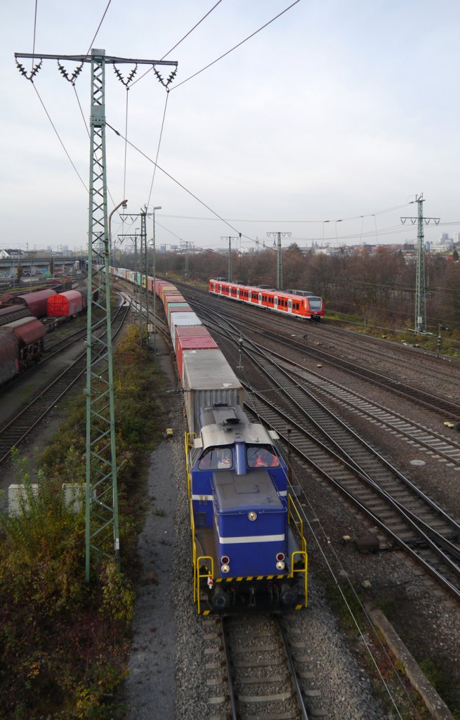 Lok 40 (212 903) der Rhenus Rail hat einen Containerzug vom Mannheimer Handelshafen bernommen und zieht ihn in den Rangierbahnhof.(21.11.2012)