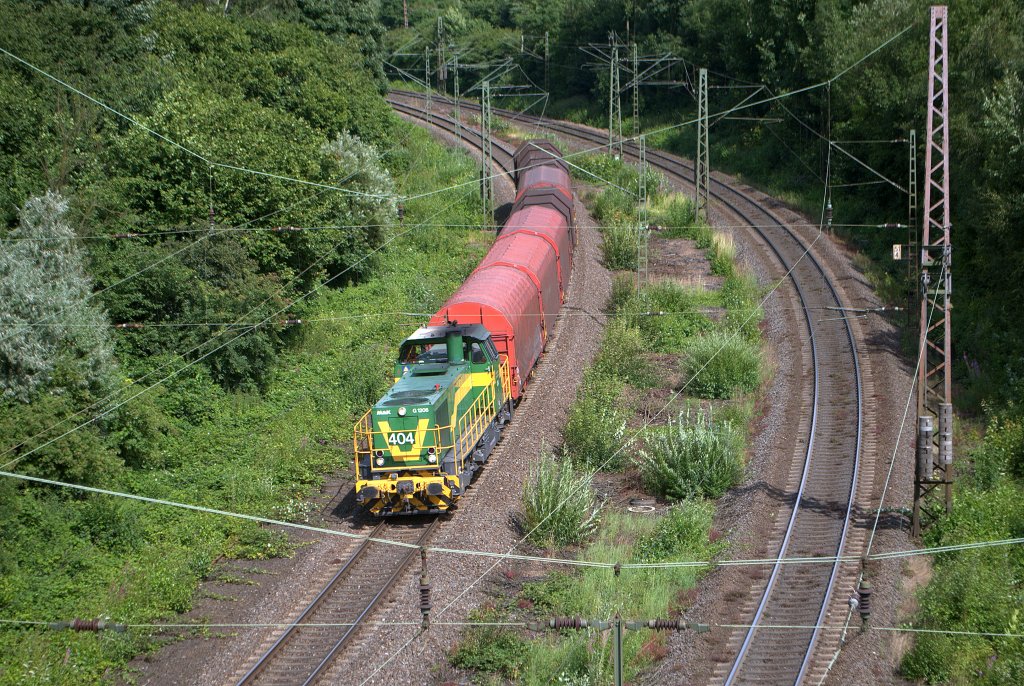Lok 404 der Dortmunder Eisenbahn durchfuhr am 18.07.2012 mit einigen gedeckten Coil-Wagen Bochum-Nord nach Westen