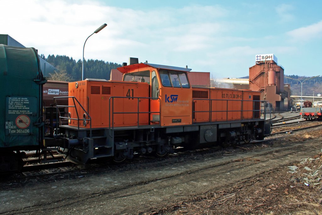 Lok 41 der Kreisbahn Siegen-Wittgenstein (KSW) schiebt Coilwagen am 21.02.2011 in Siegen-Eintracht, von der eigenen Gleisanlage zum Rhrenwerk.  Die Lok ist eine MaK DE 1002, Baujahr 1988 (Fabr.-Nr. 1000832).