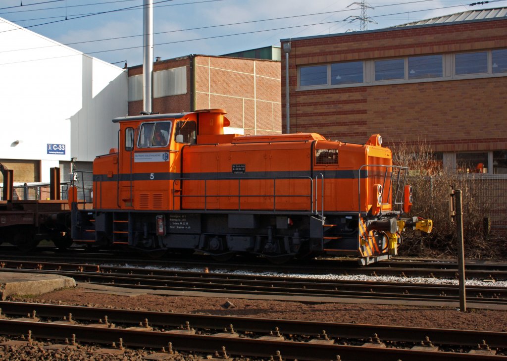 Lok 5 der Deutschen Edelstahlwerke (DEW), zuvor Edelstahlwerke Sdwestfalen auf den Werksgleisen am 21.02.2011 in Siegen-Geisweid. Die Lok ist eine Mak G 500 C , Baujahr 1975, Fabr.-Nr. 500074 , Bauart C-dh . 