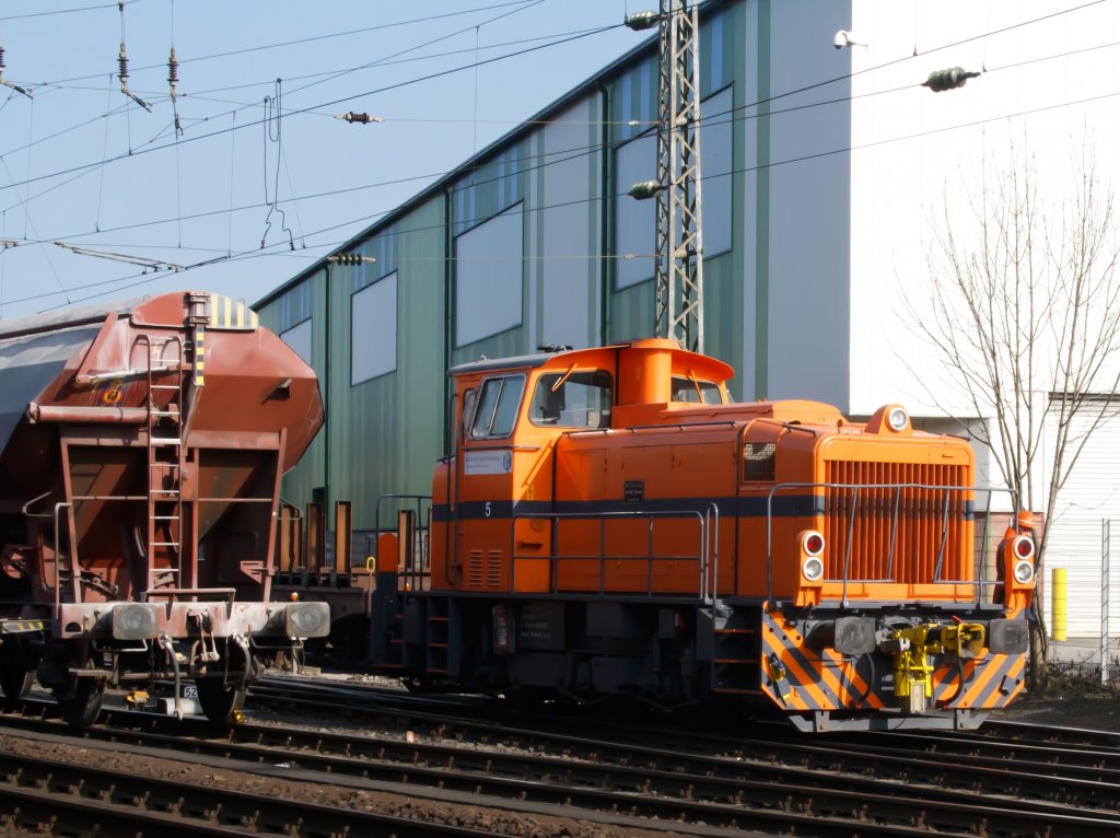 Lok 5 der Deutschen Edelstahlwerke (DEW), zuvor Edelstahlwerke Sdwestfalen auf den Werksgleisen am 21.02.2011 in Siegen-Geisweid. Die Lok ist eine Mak G 500 C , Baujahr 1975, Fabr.-Nr. 500074 , Bauart C-dh. 