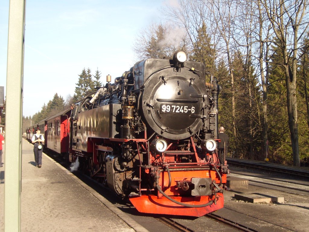 Lok 99 7245-6 von den Harzer Schmalspurbahnen ,Baujahr 1953 , am 16.3.2012 im Bahnhof Drei-Annen-Hohne , abfahrbereit mit einem Zug hinauf auf den Brocken !
Mit ihren 700 PS bentigt sie ca. 50 min um den 1125 m hohen Gipfel zu erklimmen.